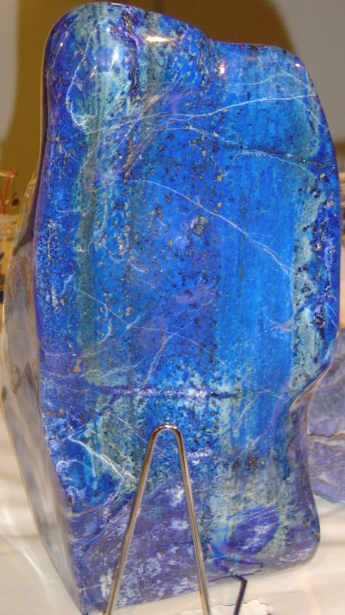 Lapis lazuli - đ&aacute; xanh đậm hỗ trợ giao tiếp, s&aacute;ng tạo cho mệnh Thủy